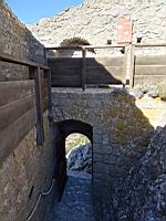 Chateau de Queribus, 1ere enceinte, Porte protegee par un assomoir (1)